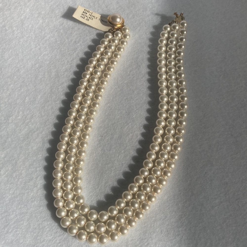 Vtg triple strand faux pearl necklace
